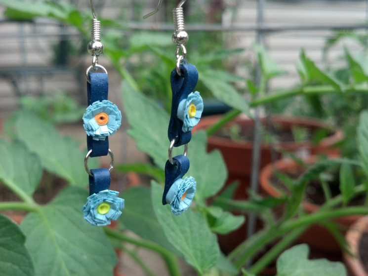 paper jewelry, flower earrings, daisy earrings, blue earrings, blue daisies