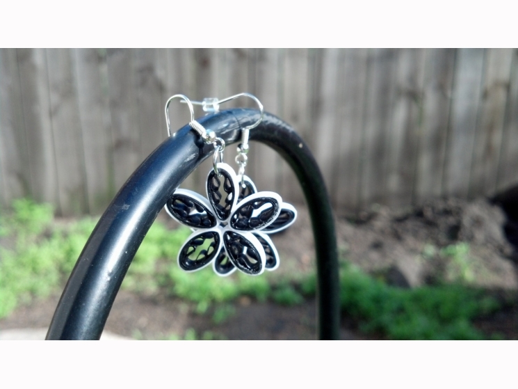 black and white earrings, quilled flowers, black daisy earrings, black daisies