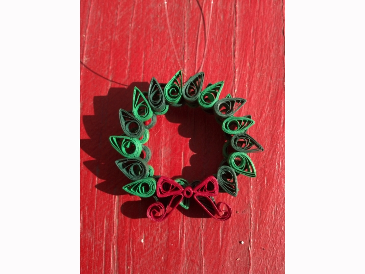 Christmas wreath, wreath pendant pin, Christmas jewelry, paper quillled wreath