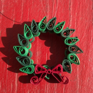 Christmas wreath, wreath pendant pin, Christmas jewelry, paper quillled wreath